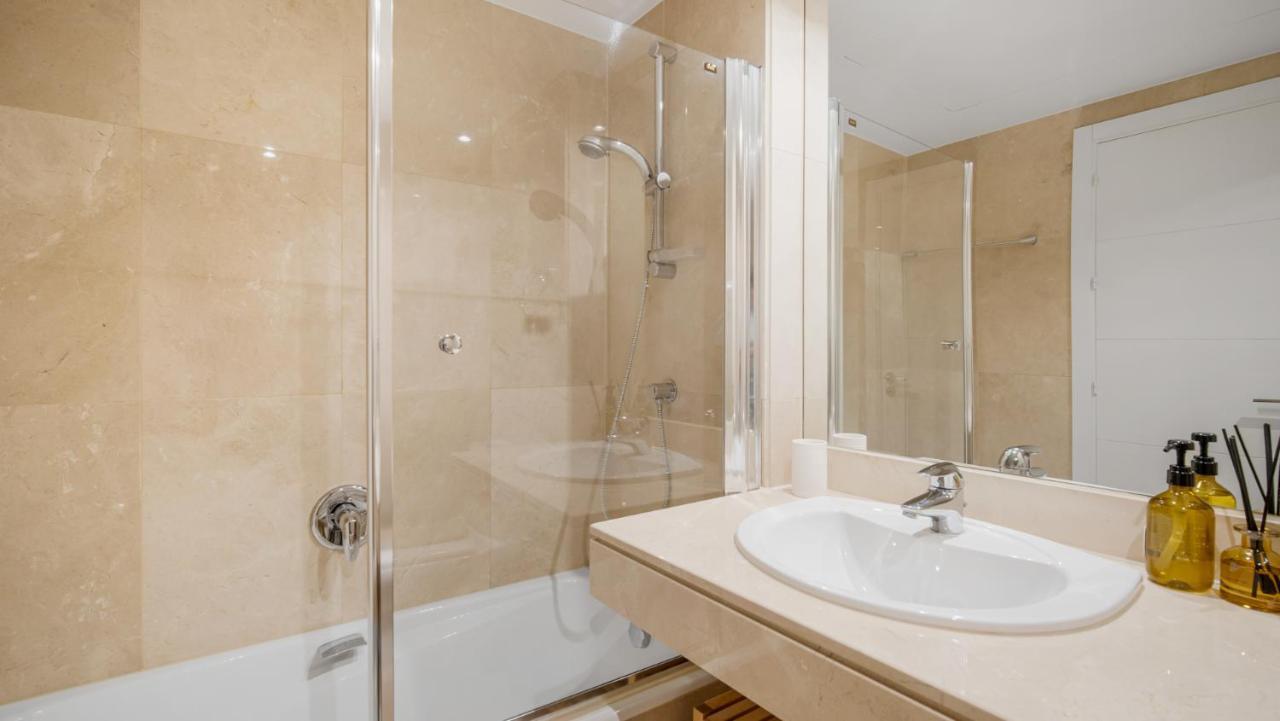 Beach-Line Apartment With 3 Bedrooms In Estepona Esterno foto